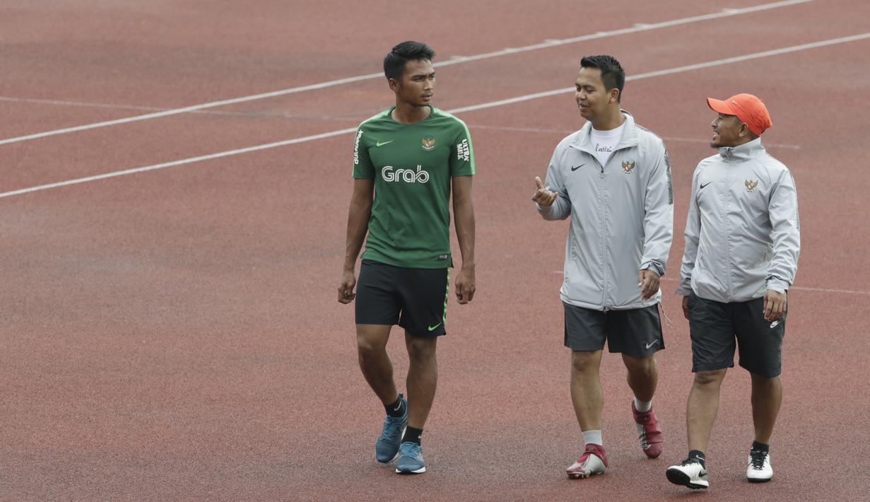 Pemain Timnas Indonesia U-23, Bagas Adi, latihan terpisah karena pemulihan cedera di Stadion Madya, Jakarta, Rabu (13/3). Latihan ini merupakan persiapan jelang Kualifikasi Piala AFC U-23. (Bola.com/Vitalis Yogi Trisna)