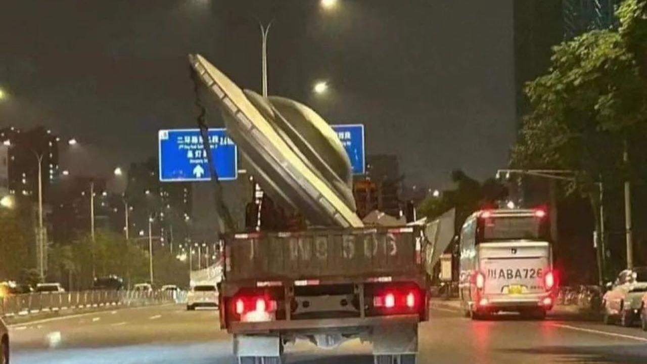 Apakah sopirnya alien juga, karena truk membawa ufo?
