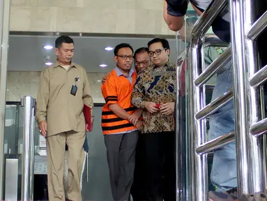 General Manager Divisi Gedung PT Hutama Karya, Budi Rachmat Kurniawan (BRK) ditahan usai menjalani pemeriksaan KPK, Jakarta, Kamis (6/8/2015). BRK ditahan terkait kasus korupsi pembangunan diklat pelayaran Sorong tahap 3. (Liputan6.com/Helmi Afandi)