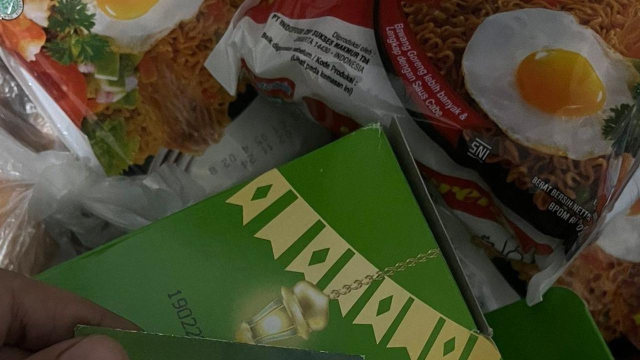 "Ini tadi siang aku dikaih THR sama sembako 🥹," ungkapnya. <br>