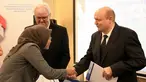 Renita Dewi (kiri) menerima sertifikat dari expert otomotif penguji dalam ujian sertifikasi, Stefan Odenthal dan Mario Monschauer dari German Chamber of Craft-Industries (HWK) di Koblenz Jerman, Jumat (06/3/2020). (Liputan6.com/Pool/Polman Astra)