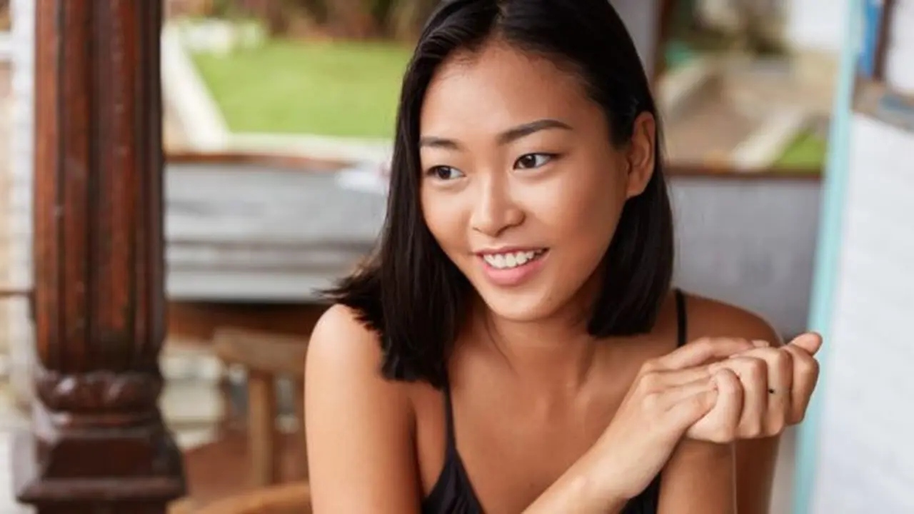 Ilustrasi Model Rambut Wanita Korea untuk Wajah Bulat (credit: wayhomestudio/freepik)