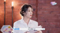 Agar perbincangan mengalir dan akrab,IU dan J-Hope berbicara mengenai minat dan kesamaan mereka. (Foto: YouTube/ 이지금 [IU Official])