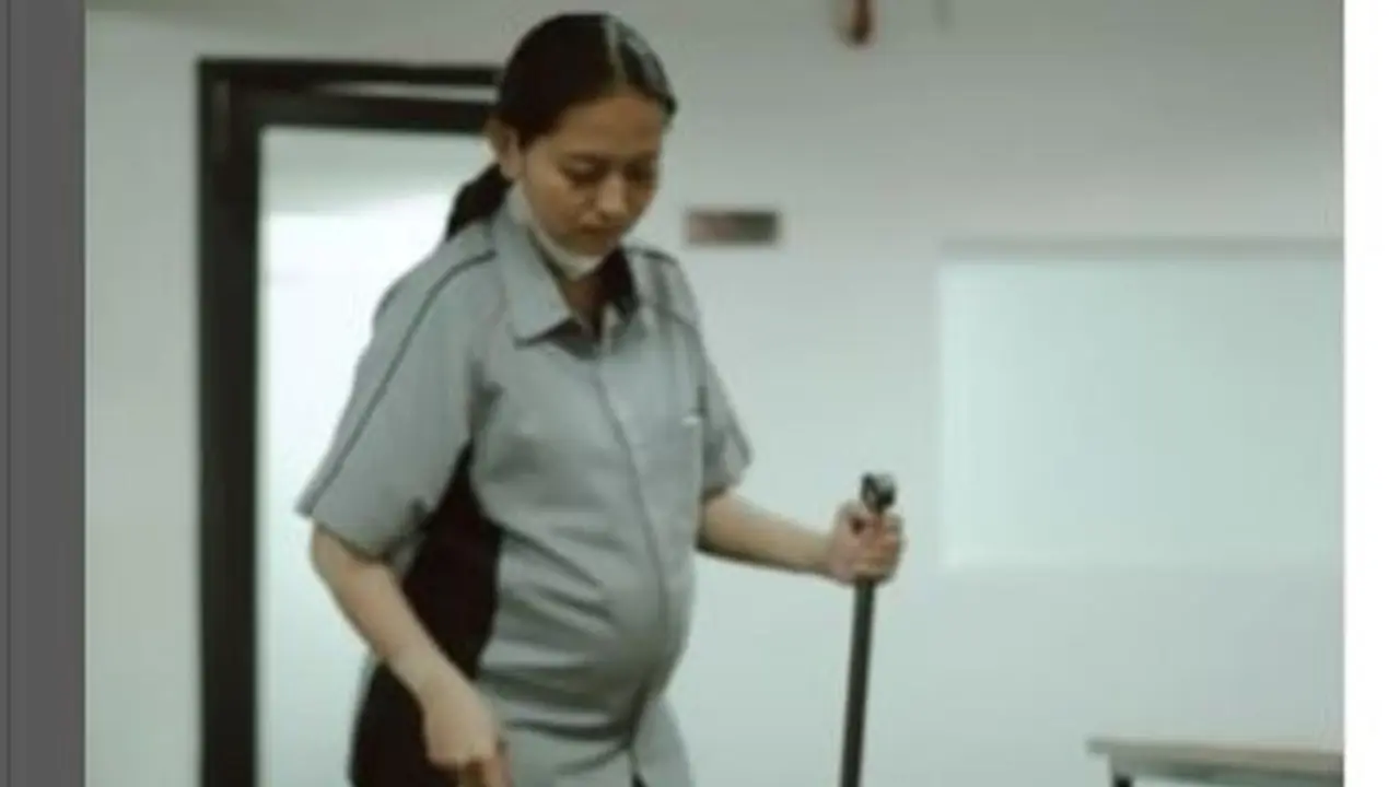 Alasan Haru Istri Polisi Tetap Bekerja Sebagai Cleaning Service Meski Sedang Hamil Tua