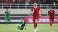 Pemain Timnas Indonesia U-23, Ivar Jenner (dua kanan), melakukan selebrasi setelah mencetak gol ke gawang Timnas Turkmenistan U-23 dalam pertandingan grup K Kualifikasi Piala Asia U-23 2024 yang berlangsung di Stadion Manahan, Solo, Selasa (12/9/2023). (Bola.com/Arief Bagus)