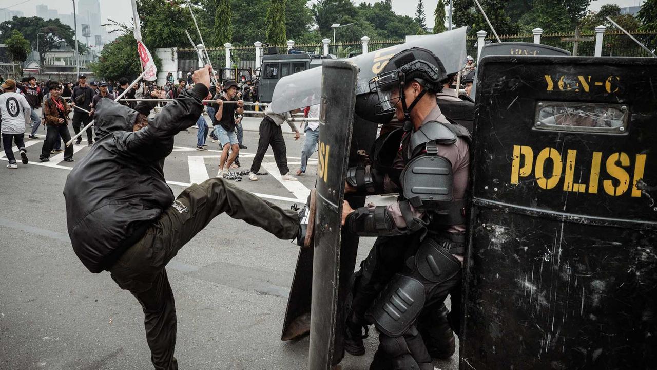 FOTO: Aksi  Demo DPR 25 Agustus, Massa Bentrok dengan Aparat