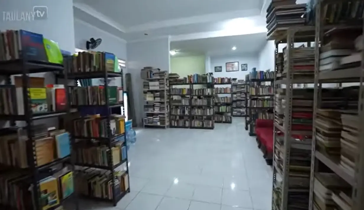 Masuk dari ruang tamu terdapat ruangan yang sangat luas tempat koleksi buku Habib Jafar. Banyak sekali rak-rak yang penuh dengan buku. [Youtube/Taulany TV]