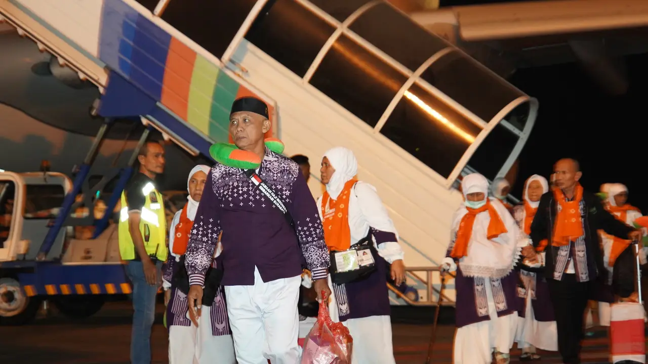 Jemaah haji Debarkasi Surabaya saat tiba di Bandara Juanda. (Istimewa)
