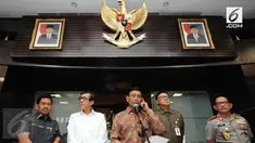 Senin (08/05/17) Menkopolhukam Wiranto memutuskan untuk membubarkan ormas Hizbut Tahrir Indonesia dengan beberapa alasan. 