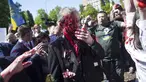 Duta Besar Rusia untuk Polandia Sergei Andreev ditutupi dengan cat merah di Warsawa, Polandia, Senin (9/5/2022). Para pengunjuk rasa yang memprotes perang di Ukraina melemparkan cat merah pada duta besar Rusia tersebut ketika Sergei Andreev tiba di pemakaman untuk meletakkan karangan bunga memperingati Victory Day atau Hari Kemenangan. (AP Photo/Maciek Luczniewski)
