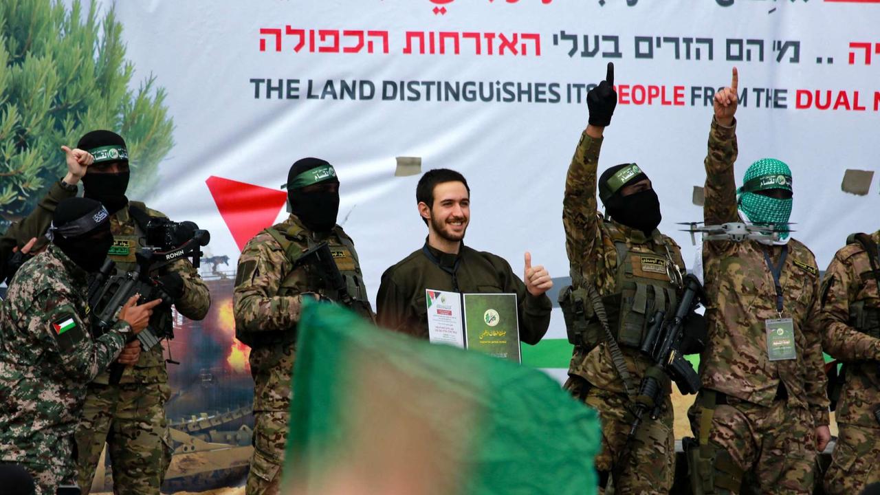 Momen Sandera Israel Cium Kening Pejuang Hamas
