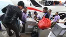 Anggota KPU Pusat dan DKI Jakarta menurunkan kotak suara untuk simulasi Pemungutan Suara di Pulau Pramuka, Kepulauan Seribu, Jakarta, Sabtu (4/2). Simulasi dilakukan demi menjaga ke utuhan prosedur yang ditentukan KPU RI. (Liputan6.com/Helmi Afandi)