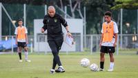 Pelatih Timnas Indonesia U-16, Nova Arianto memberikan instruksi kepada pemainnya saat latihan perdana Timnas Indonesia U-16 yang berlangsung di Lapangan B, Kompleks Stadion Utama Gelora Bung Karno (SUGBK), Senayan, Jakarta, Senin (19/02/2024). (Bola.com/Bagaskara Lazuardi)