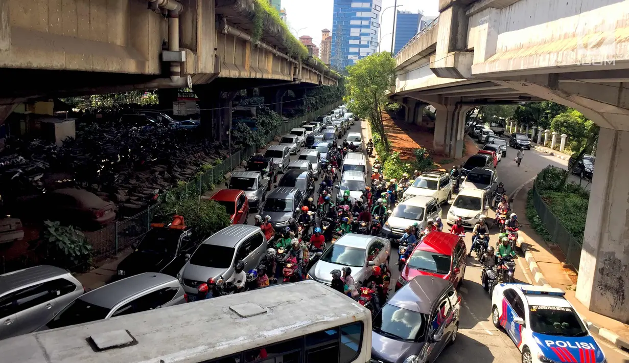 Kendaraan terjebak kemacetan saat melintas di kawasan Tanjung Barat, Jakarta Selatan, Senin (1/1). Tingginya volume kendaraan menyebabkan Jakarta tetap mengalami kemacetan meskipun pada saat libur Tahun Baru. (Liputan6.com/Immanuel Antonius)