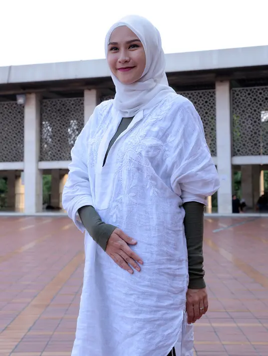 "Kok bisa sih menghantamkan Al Qur'an dalam waktu 1 jam? Nanti kita akan bagi perorangnya berkelompoknya menyelesaikan juz berapa." ujar pemeran sinetron Kiamat Sudah Dekat tersebut. (Deki Prayoga/Bintang.com)