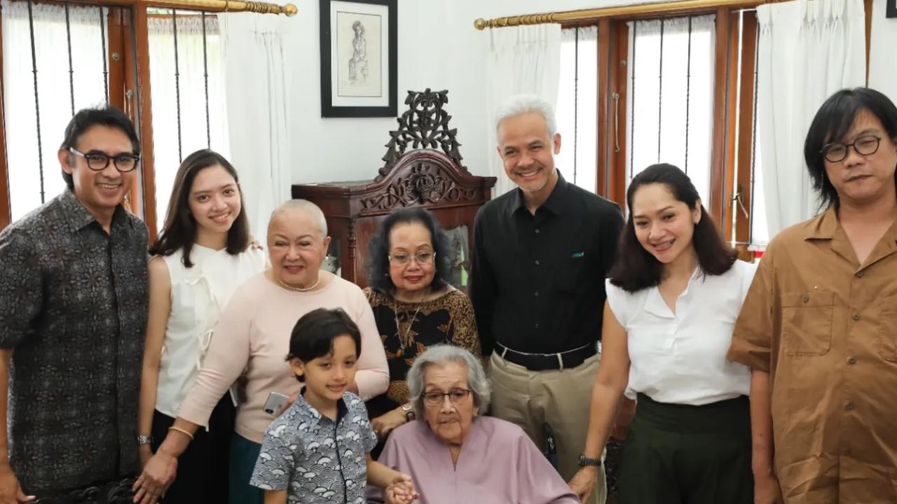 Ganjar Pranowo menyambangi kediaman rumah Meriyati Roeslani, istri mantan Kapolri Jenderal (Purn) Hoegeng Iman Santoso pada, Senin (27/11/2023). Meri yang  didampingi anak dan cucunya terlihat menyambut kedatangan Ganjar dengan hangat.
