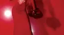 Penampilan Gigi Hadid kali ini juga tak kalah luar baisa. Dalam balutan cut-out dress berwarna merah, riasan wajah smokey, high boots, tas, dan berbagai aksesori seperti gloves dan kalung chokernya menambah dramatis penampilan keseluruhan Gigi Hadid di foto ini. Foto: Instagram.