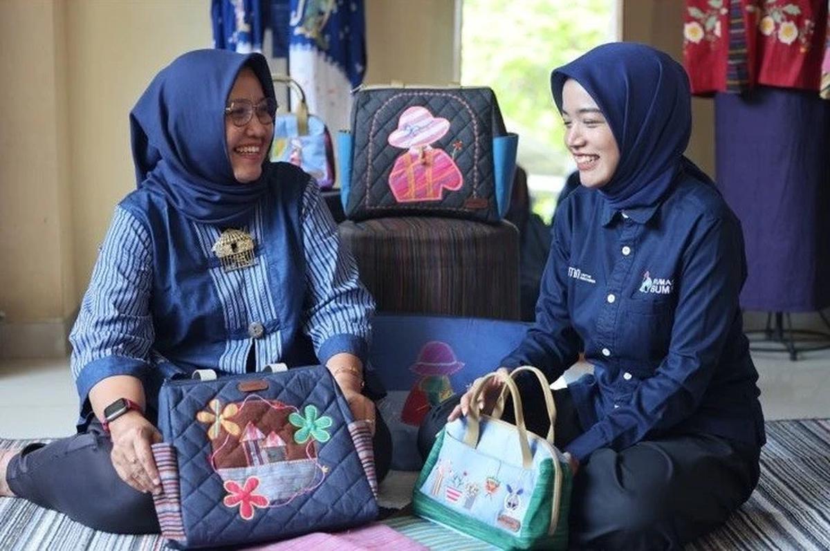 Peni Budi Astuti mulai merintis kegiatan pelatihan manik-manik gratis di Malang. Dari pengalaman itu, ia kemudian mendirikan diOpeni, UMKM tenun lurik