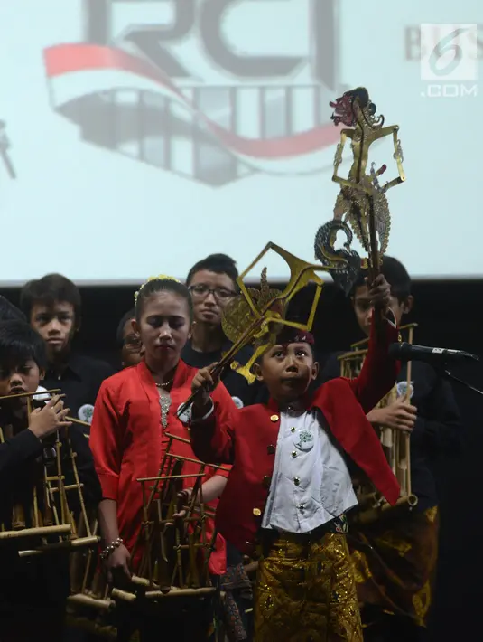 Anak-anak bermain wayang di Auditorium CGV Cinemas, Grand Indonesia, Jakarta, Sabtu (21/4). Acara ini juga sebagai bentuk kekuatan bangsa Indonesia. (Merdeka.com/Imam Buhori)