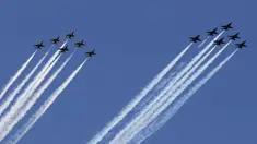 Skuadron jet tempur Blue Angels dari Angkatan Laut dan Thunderbirds dari Angkatan Udara Amerika Serikat bermanuver di langit Kota New York, Selasa (28/4/2020). Aksi tersebut sebagai bentuk penghormatan untuk petugas medis yang tengah berjuang melawan virus corona COVID-19. (AP Photo/Kathy Willens)