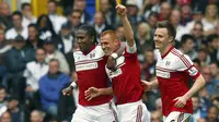 Pemain Fulham Steve Sidwell merayakan gol ke gawang Tottenham Hotspur (Reuters/Eddie Keogh)