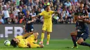 Striker Paris Saint-Germain, Edinson Cavani, terjatuh saat pertandingan melawan Montpellier pada laga Liga 1 Prancis, di Stadion de la Mosson, Sabtu (23/9/2017). Kedua tim bermain imbang 0-0. (AFP/Pascal Guyot)