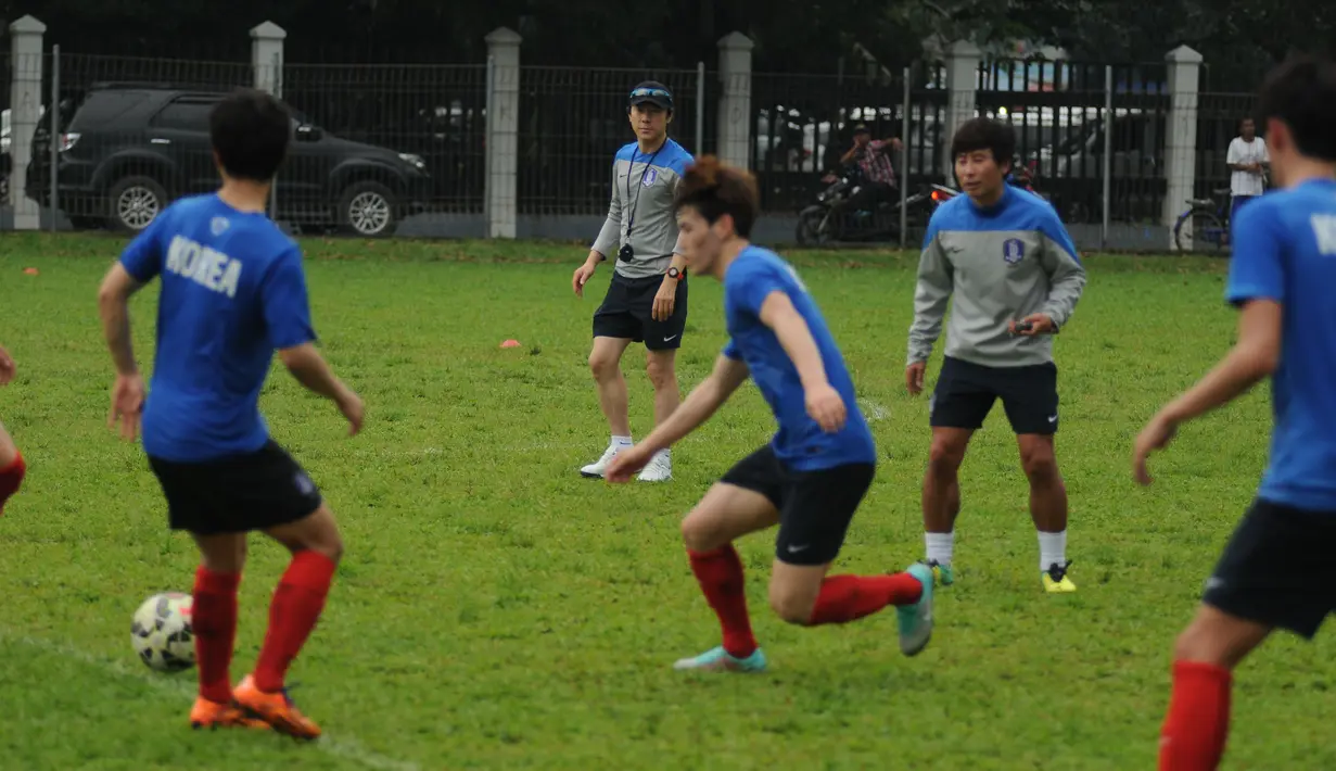 Pelatih timnas Korea Selatan U-23, Shin Tae-yong mengawasi langsung latihan perdana skuad Taeguk Warriors di Lapangan C Senayan, Jakarta, (21/3/2015). Tampak, pemain timnas Korsel U-23 saat melakukan sesi latihan. (Liputan6.com/Helmi Fithriansyah)
