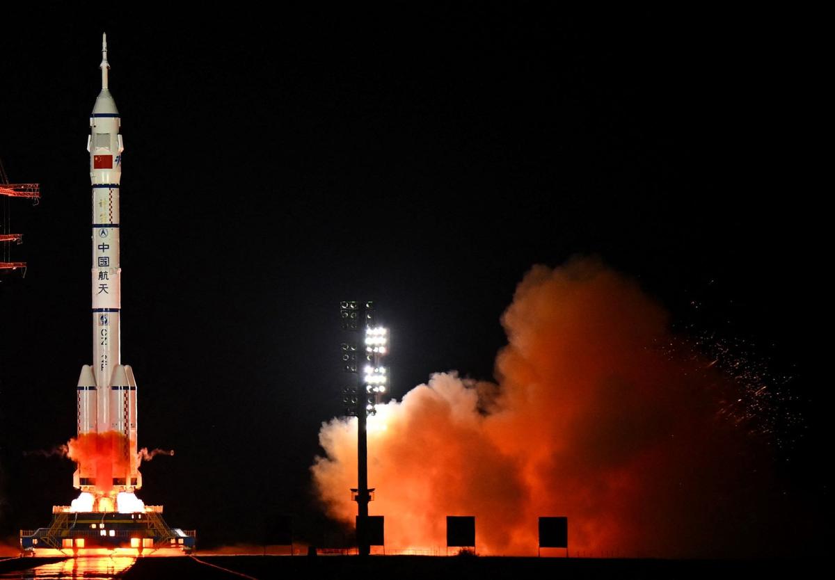 China terbangkan tiga astronaut ke luar angkasa untuk misi ambisius