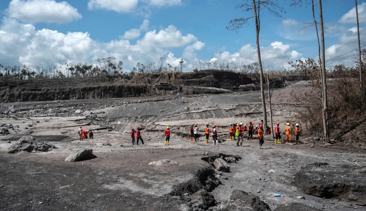Petugas penyelamat melakukan operasi pencarian pascaerupsi Gunung Semeru di Desa Curah Kobokan, Lumajang, Jawa Timur, 10 Desember 2021. Menurut Kepala Kantor SAR Surabaya Hariadi Purnomo, seluruh korban diharapkan bisa ditemukan dalam kurun waktu tujuh hari. (Juni Kriswanto/AFP)