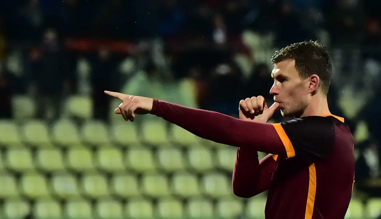 Pemain Roma, Edin Dzeko merayakan gol ke gawang Capri pada lanjutan Liga Italia Serie A pekan ke-25 di Stadion Alberto Braglia, Modena. (AFP / Giuseppe Cacace)