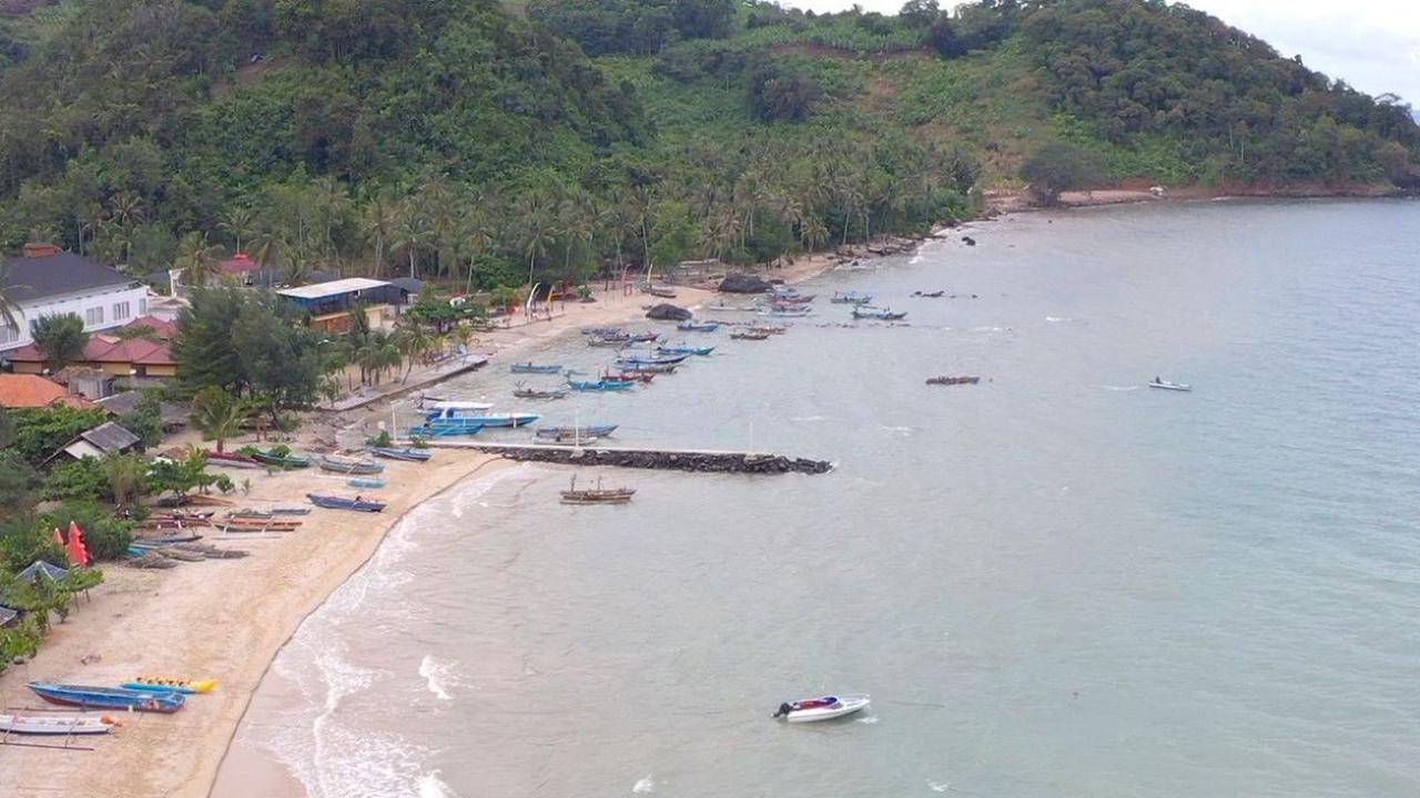 Melewati jalan berbukit dan berliku sambil dimanjakan hamparan perkebunan, pengunjung akan langsung disambut hamparan pasir putih di Pantai Minang Rua, Desa Kelawi. Bisa dikatakan pantai satu ini termasuk surga tersembunyi.<br>