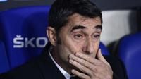 Ernesto Valverde. Ia mulai menangani Barcelona pada Mei 2017 usai menggantikan posisi Luis Enrique. Meski mampu meraih 2 gelar LaLiga, 1 trofi Copa del Rey dan 1 Piala Super Spanyol, ia dipecat Januari 2020 usai kalah dari Atletico Madrid dalam semifinal Piala Super Spanyol. (AFP/Pau Barrena)