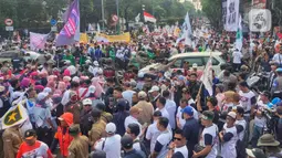 Para massa mulai berdatangan dengan menumpangi bus dan kendaraan pribadi lalu mengibarkan bendera partai koalisi seperti, Nasdem, PKS, dan PKB. (Liputan6.com/Angga Yuniar)