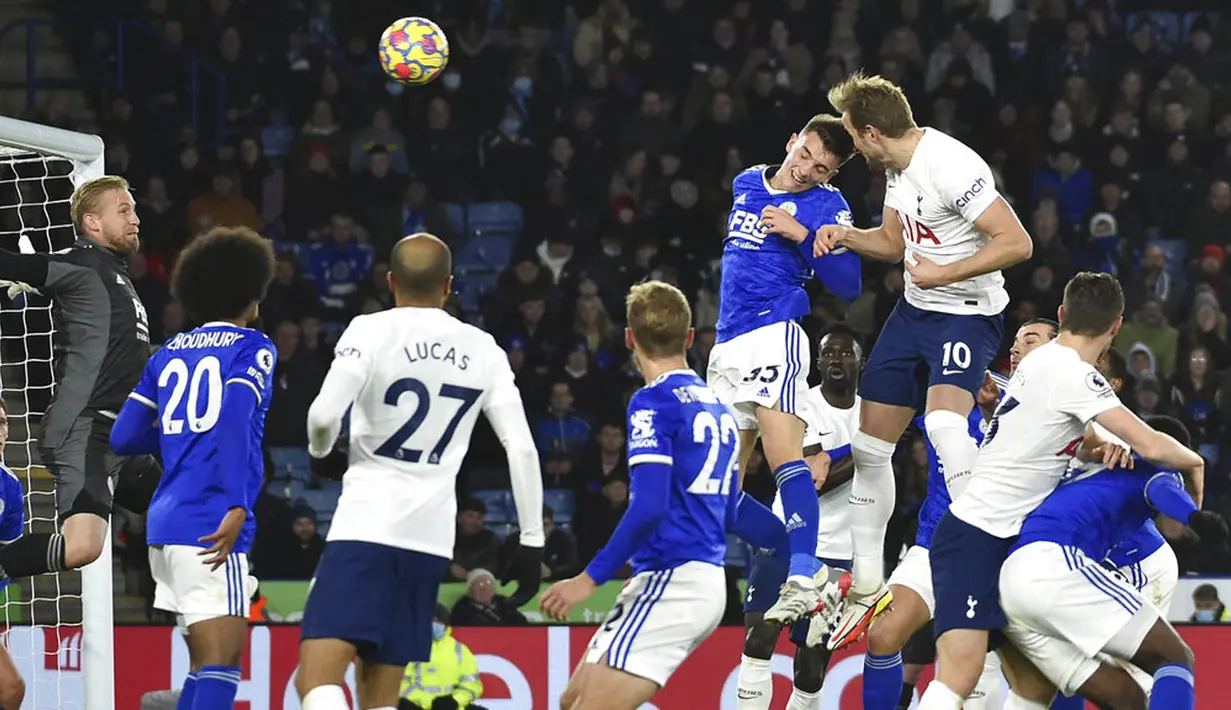Pemain Tottenham Hotspur Harry Kane berebut bola dengan pemain Leicester City Luke Thomas pada pertandingan sepak bola Liga Inggris di King Power Stadium, Leicester, Inggris, 19 Januari 2022. Tottenham menang 3-2. (AP Photo/ Rui Vieira)