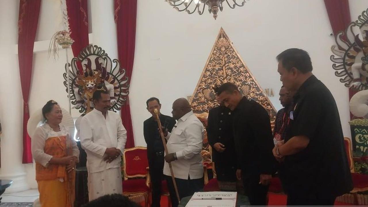 Menteri HAM Terima Tongkat Garuda Wisnu Kencana, Simbol Dukungan Prabowo Marhaenis