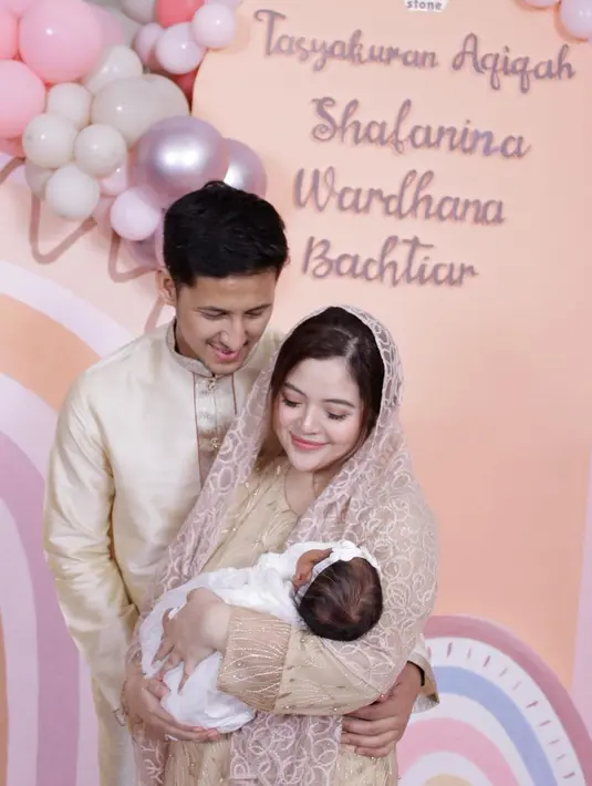 Melahirkan saat tahun baru 2023, tahun 2023 pastinya menjadi tahun yang penuh kebahagiaan bagi Tasya dan Randi Bachtiar. Keluarga pasangan ini terasa jadi lebih lengkap karena dikaruniai anak laki-laki dan perempuan. Banyak warganet yang penasaran dengan wajah Baby Shafa, namun Tasya ungkap jika wajah Baby Shafa sangat mirip dengan Arrasya saat baru lahir. (Liputan6.com/IG/@tasyakamila)