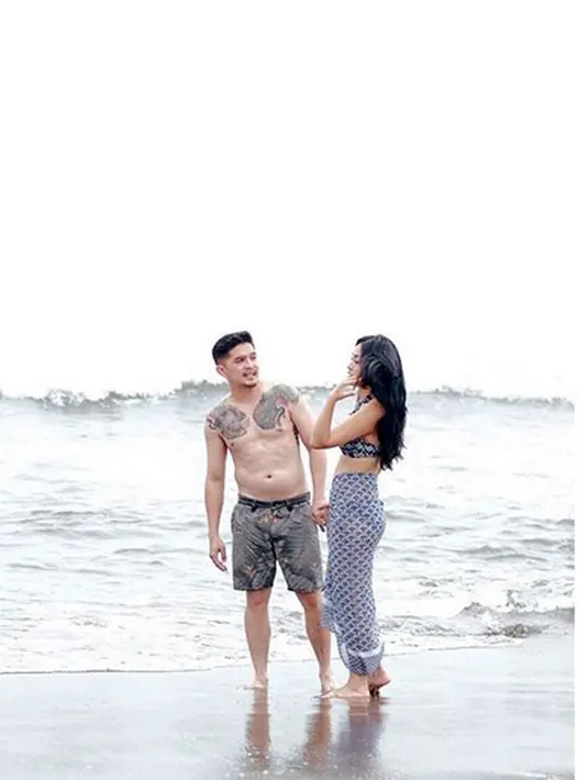 Sebelumnya pasangan Selvi Kitty dan kekasih, Rangga Ilham pernah membuat heboh. Foto saat keduanya mesra di atas ranjang dan Rangga bertelanjang dada. (Instagram/selvikitty)