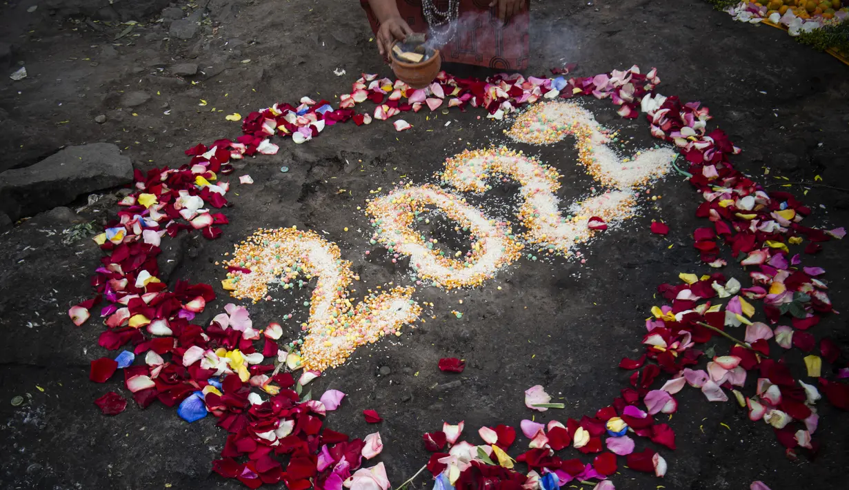 Dukun melakukan ritual ramalan untuk prediksi tahun 2022 sebelum Malam Tahun Baru di bukit San Cristobal di Lima, Peru (29/12/2021). (AFP/Ernesto Benavides)