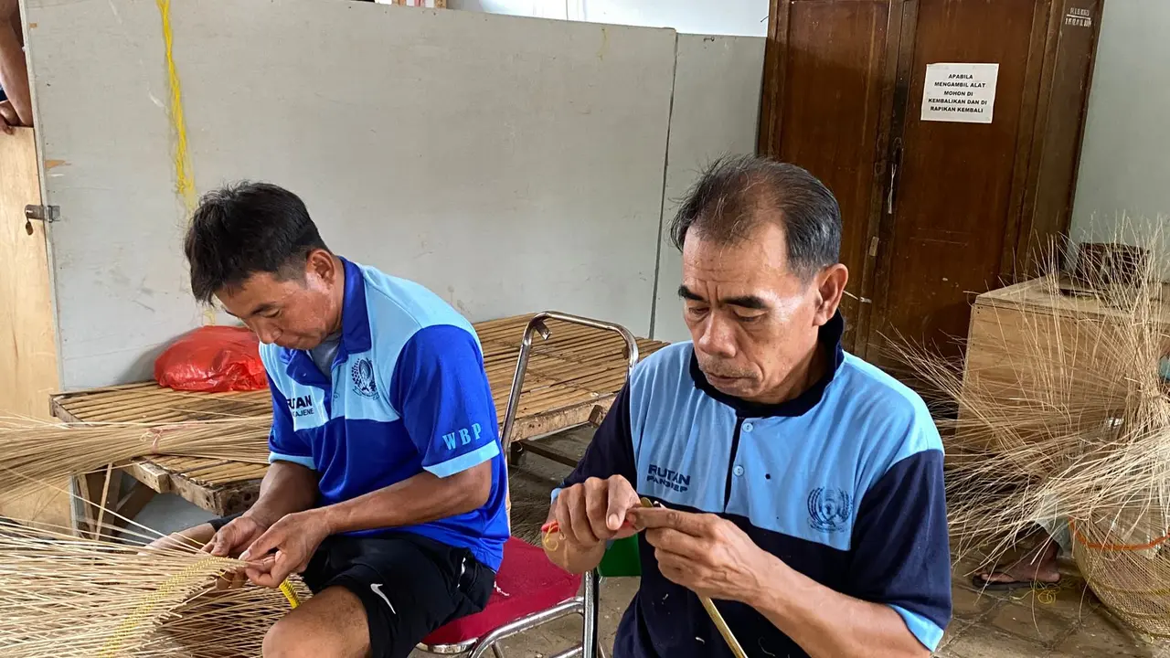 Warga binaan Rutan Pangkajene sedang membuat anyaman dari lidi kelapa sawit.