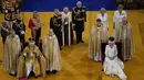 Raja Charles III mengenakan Mahkota St Edward dan Ratu Camilla mengenakan Mahkota Ratu Mary duduk selama upacara penobatan di Westminster Abbey, di London, Sabtu (6/5/2023). (Andrew Matthews/Pool via AP)