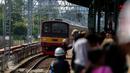 Penumpang menunggu KRL di Stasiun Manggarai, Jakarta, Selasa (28/3). Perubahan rute tersebut direncanakan berlaku mulai 1 April besok. Perubahan ini untuk mengurai kepadatan yang sering terjadi di Stasiun Manggarai. (Liputan6.com/Faizal Fanani)