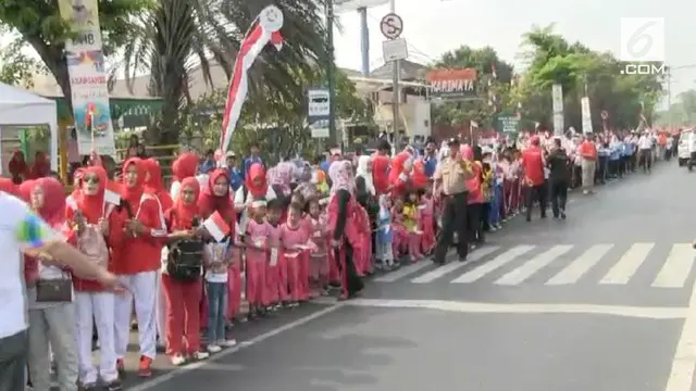 Sejumlah warga Jakarta antusias menyambut torch relay Asian Games 2018 menuju Taman Mini Indonesia Indah.
