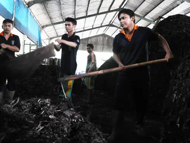 Petugas menyortir sampah organik di Unit Pengolahan Sampah (UPS) 2 Sukmajaya Depok, Jawa Barat, Selasa (5/3/2019). Sampah organik yang diolah menjadi pupuk kompos untuk tanaman itu sebagai alternatif permasalahan sampah. (Liputan6.com/Herman Zakharia)