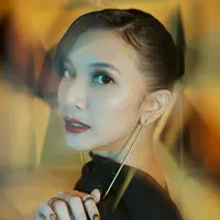 Gaya Sheila Dara di gala premiere film terbaru, Sore: Istri dari Masa Depan. [@ochiipramita].