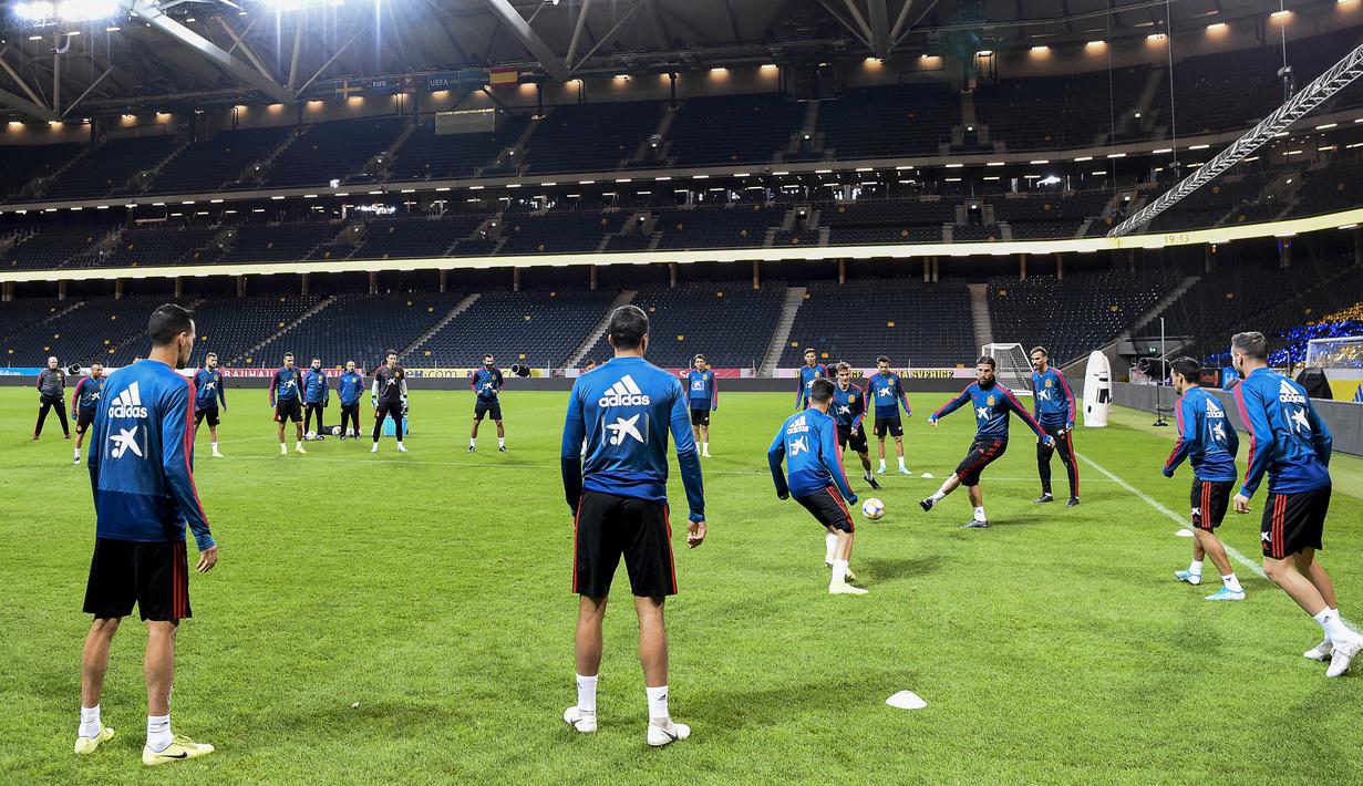 Para pemain Spanyol saat mengikuti sesi latihan tim di Solna, Swedia (14/10/2019). Spanyol akan bertanding melawan Swedia pada Grup F Kualifikasi Piala Eropa 2020 di Stadion Friends Arena. (AFP Photo/Jonathan Nackstrand)