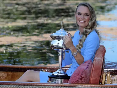 Petenis cantik asal Denmark Caroline Wozniacki berpose bersama piala Australia Terbuka 2018 dalam Daphne Akhurst Memorial Cup di Royal Botanical Gardens di Melbourne, Australia, (28/1). (AP Photo / Dita Alangkara)