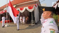 Pengibar bendera bersiap mengibarkan bendera Merah Putih saat upacara peringatan Hari Sumpah Pemuda di Museum Sumpah Pemuda, Jakarta, Senin (28/10/2024). (Liputan6.com/Herman Zakharia)