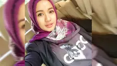 Aktris cantik Laudya Cynthia Bella kini terlihat memesona dengan mengenakan jilbab. (instagram.com/laudyacynthiabella)