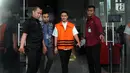 Gubernur Jambi nonaktif Zumi Zola berjalan keluar gedung KPK seusai pemeriksaan, Jakarta, Kamis (26/4). Zumi Zola diperiksa perdana setelah ditahan KPK terkait kasus dugaan penerimaan gratifikasi sejumlah proyek di Provinsi Jambi (Merdeka.com/Dwi Narwoko)