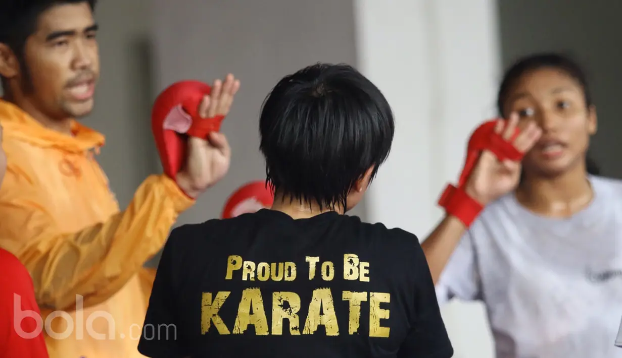 Para atlet Karateka Indonesia tengah berdiskusi tentang tkenik dalam sebuah sesi latihan di Senayan Jakarta. (Bola.com/Nicklas Hanoatubun)